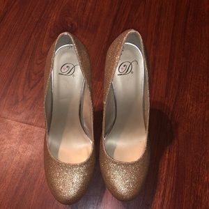 Diva, gold sparkly heels!